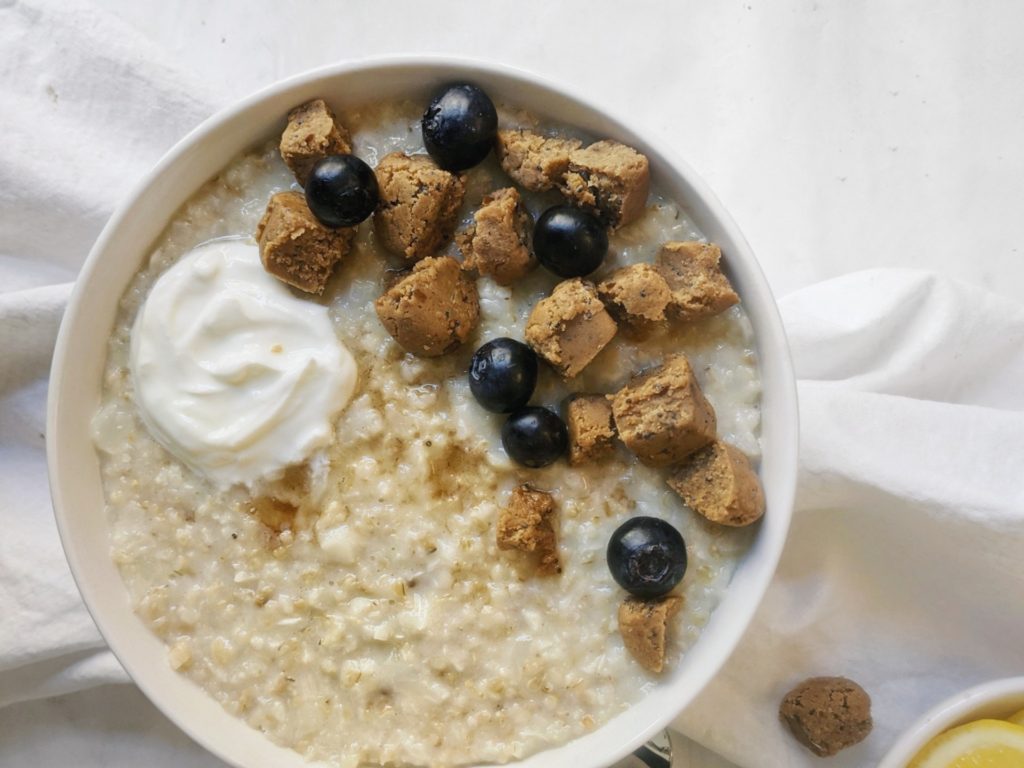 Easy proats with steel cut oats made by stirring protein powder to cooked steel cut oatmeal and also adding cauliflower rice for some extra nutrition, bulk and vegetable intake.