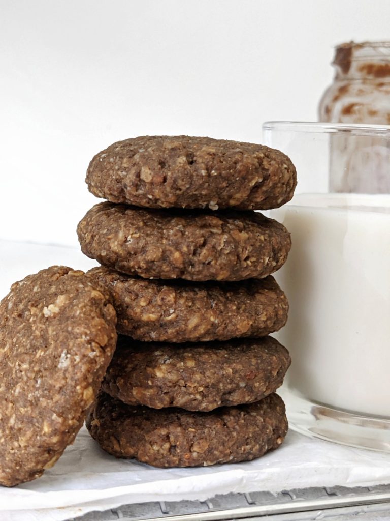 With just 4 Ingredients, these Healthy Nutella Oatmeal Cookies are truly easy! Use a homemade sugar free Nutella and you have the perfect Nutella oat cookies for breakfast or dessert. Gluten Free too!