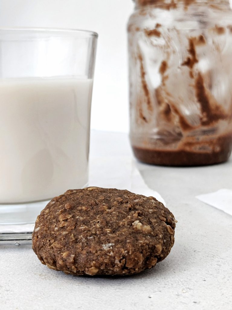 With just 4 Ingredients, these Healthy Nutella Oatmeal Cookies are truly easy! Use a homemade sugar free Nutella and you have the perfect Nutella oat cookies for breakfast or dessert. Gluten Free too!