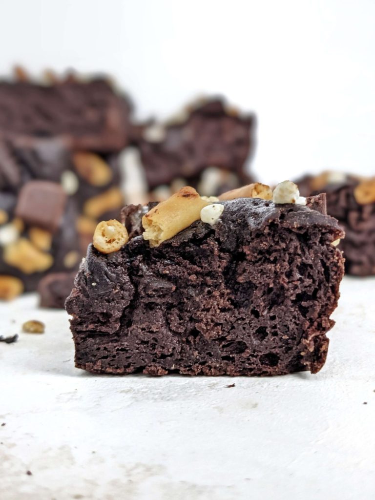 With all the funky toppings, these Kitchen Sink Protein Brownies definitely don’t belong in the kitchen sink! Topped with pretzels, Oreo, cereal, an actual protein bar, and sweetened with protein powder, these healthy kitchen kink brownies are the dream!