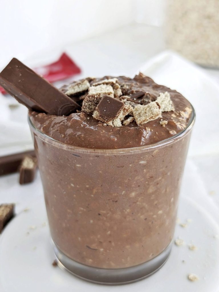 Kitkat Overnight Protein Oats is a delicious breakfast you can make in a blender! Healthy kit kat overnight oatmeal has protein powder, Greek yogurt and ground flaxseed for a protein-packed recipe.