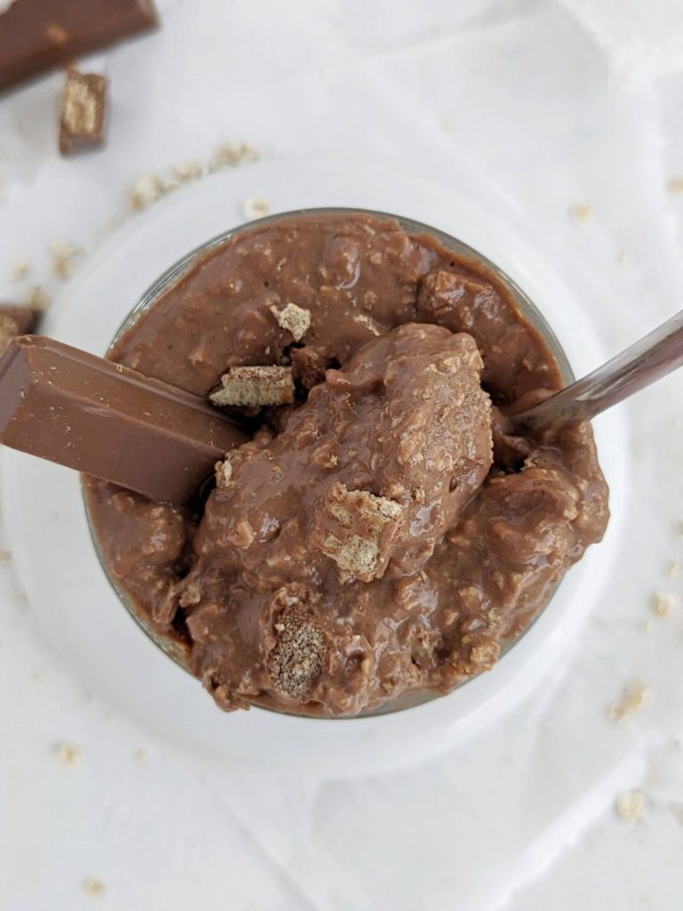 Kitkat Overnight Protein Oats is a delicious breakfast you can make in a blender! Healthy kit kat overnight oatmeal has protein powder, Greek yogurt and ground flaxseed for a protein-packed recipe.