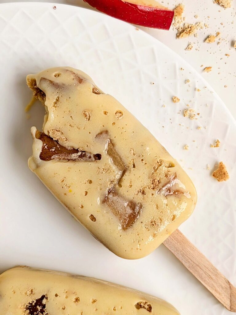 No-sugar-added Apple Pie Protein Popsicles are the perfect guilt-free treat when you want summer and fall in one. Packed with protein and made with 6 ingredients, there’s no ice cream maker needed either!