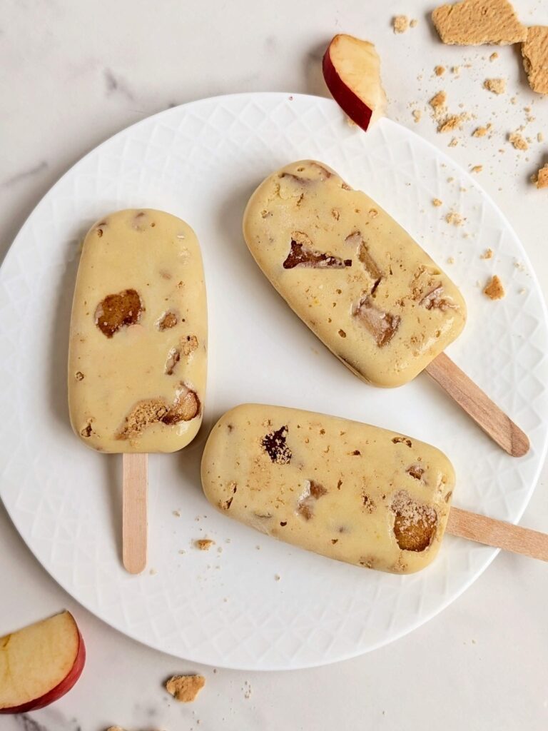 No-sugar-added Apple Pie Protein Popsicles are the perfect guilt-free treat when you want summer and fall in one. Packed with protein and made with 6 ingredients, there’s no ice cream maker needed either!