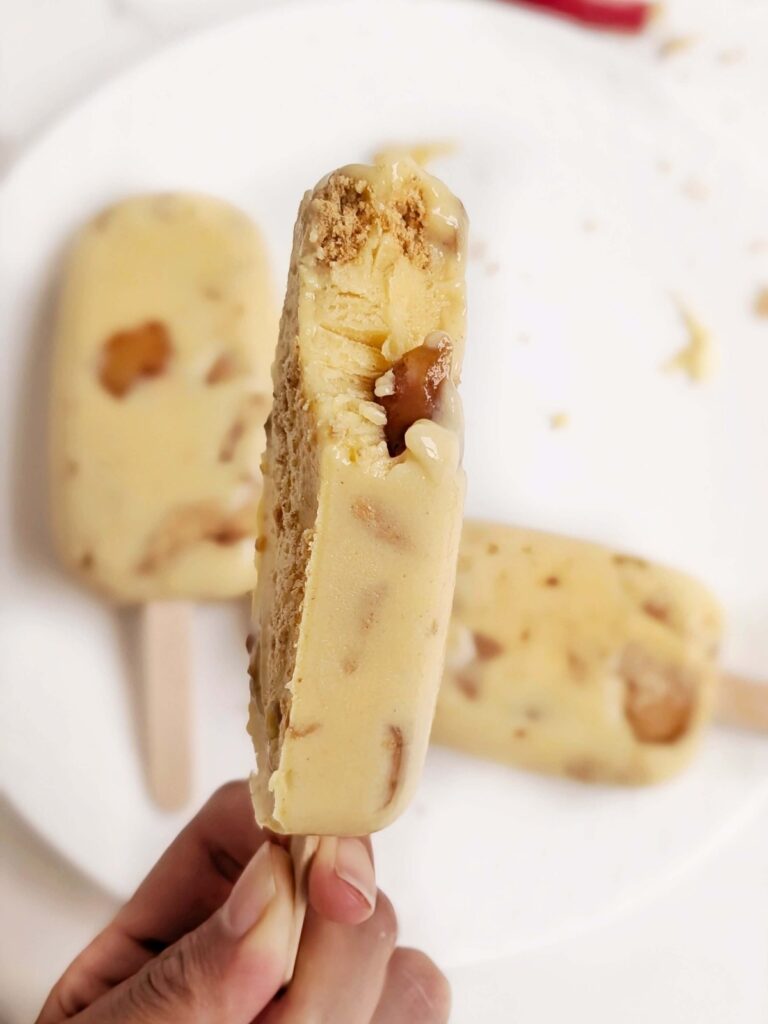 No-sugar-added Apple Pie Protein Popsicles are the perfect guilt-free treat when you want summer and fall in one. Packed with protein and made with 6 ingredients, there’s no ice cream maker needed either!