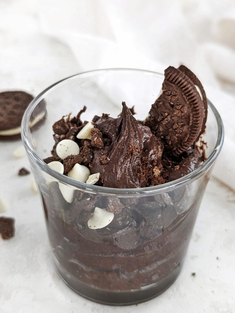 Protein Oreo Mousse with white chocolate and crushed Oreo for an easy dessert. Healthy Oreo chocolate mousse is low fat, low sugar and low calorie too!