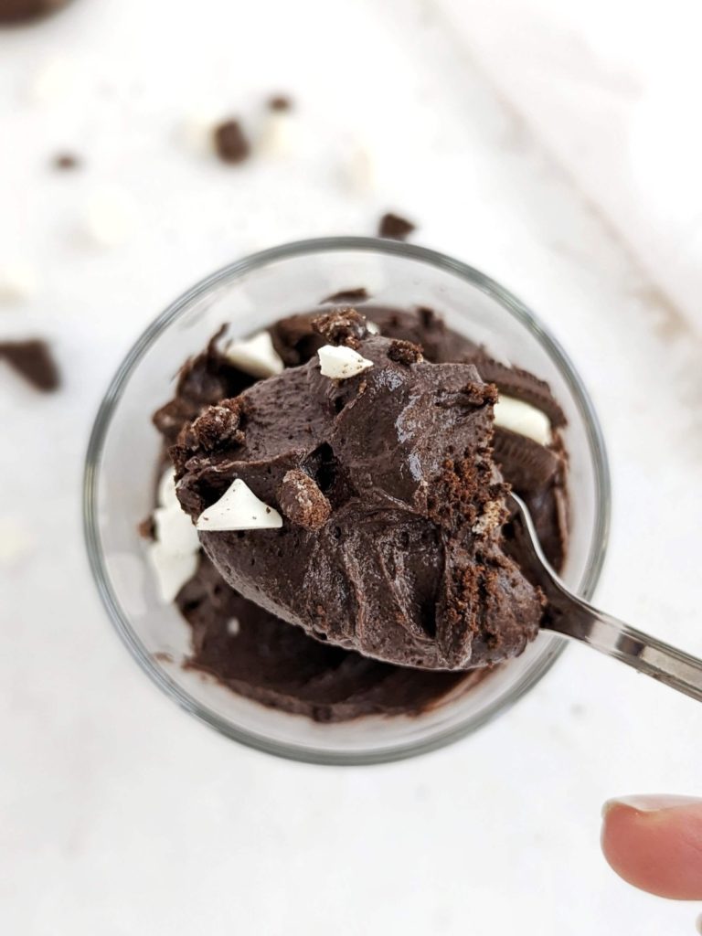 Protein Oreo Mousse with white chocolate and crushed Oreo for an easy dessert. Healthy Oreo chocolate mousse is low fat, low sugar and low calorie too!