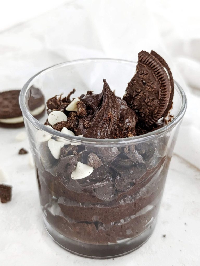 Protein Oreo Mousse with white chocolate and crushed Oreo for an easy dessert. Healthy Oreo chocolate mousse is low fat, low sugar and low calorie too!